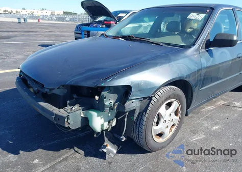 1998 Honda Accord Ex z USA, uszkodzony, nr VIN 1HGCG5650WA138022